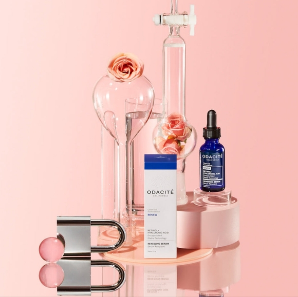 Ocadite Retinol + Hyaluronic Acid Renewing Serum - Picture 2 of 5